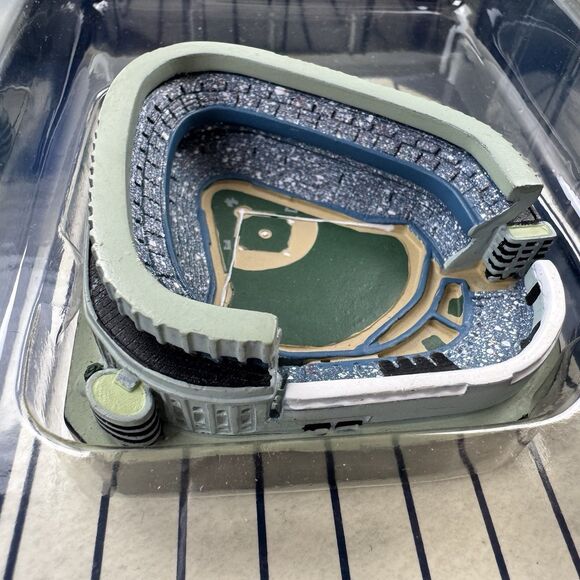 Classic Ballparks Edition NY Yankee Stadium Model & Book Set by James Buckley Jr - Picture 9 of 15